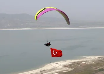 Yamaç paraşütçüleri 19 Mayıs’ı bayraklı atlayış yaparak kutladı