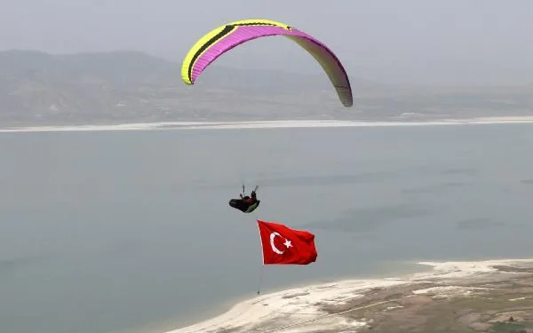Yamaç paraşütçüleri 19 Mayıs’ı bayraklı atlayış yaparak kutladı