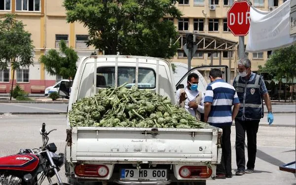 Yasağa rağmen sokağa çıkan 2 seyyar satıcıya 8 bin lira ceza