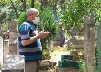 Yasağı Duyan Mezarlığa Koştu