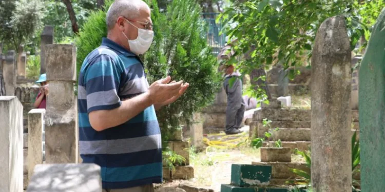 Yasağı Duyan Mezarlığa Koştu
