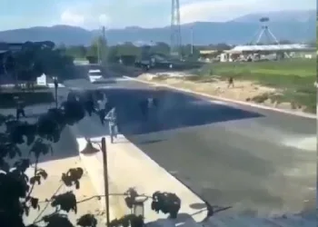 Bursa’da yasağı ihlal eden grup polisi görünce böyle kaçtı