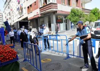 Yasak öncesi Zeytinburnu’ndaki pazarda yoğunluk 