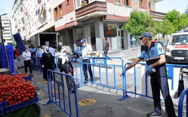 Yasak öncesi Zeytinburnu’ndaki pazarda yoğunluk