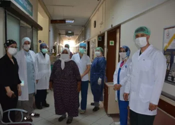 Yaşlı Kadın Koronayı Plazma Tedavi̇si̇yle Yendi̇