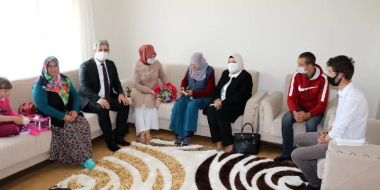 Yaşlı Kadın Ve 3 Torunu Sıcak Yuvalarına Kavuştu