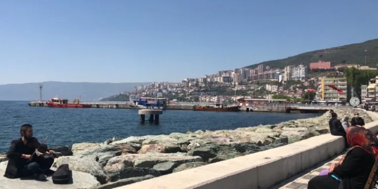Gemlik Belediyesi’nden sahile gelen yaşlılara müzik sürprizi