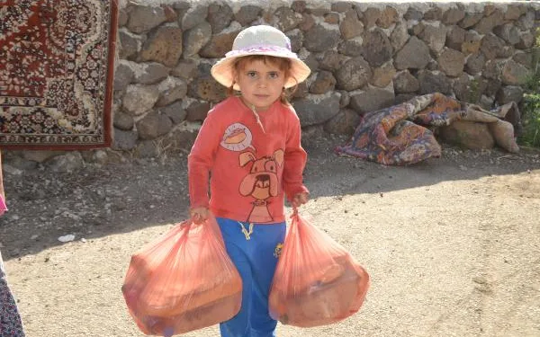 Yeryüzü doktorlarından ihtiyaç sahiplerine 9 bin kişilik iftariyelik kumanya yardımı