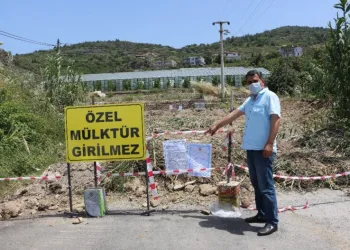 Yolu Kapatıp, Tapu Senedi̇ni̇ Tel Örgüye Astı