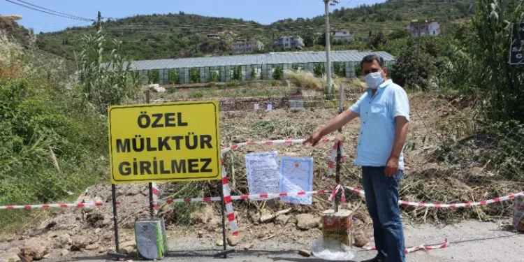 Yolu Kapatıp, Tapu Senedi̇ni̇ Tel Örgüye Astı