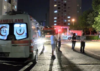 Kocasını bıçakladı, çocuğunu 11’inci kattan atmak istedi