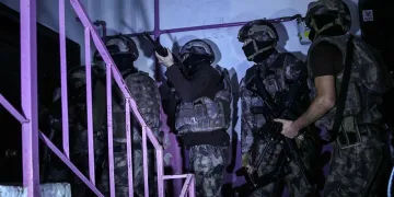 İzmir’de FETÖ operasyonu: 31 gözaltı
