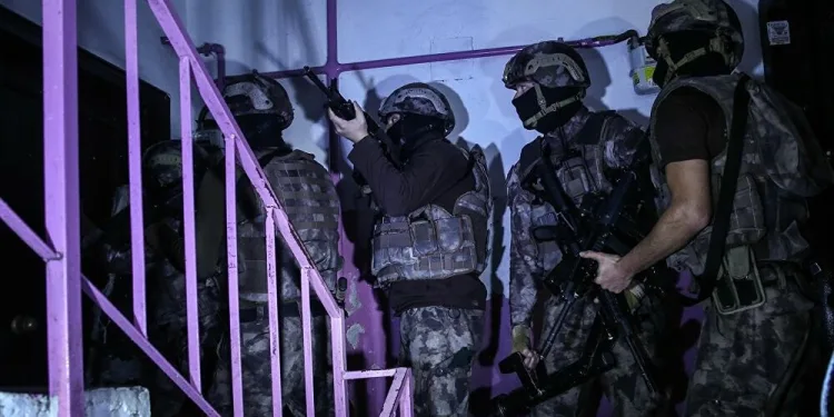 İzmir’de FETÖ operasyonu: 31 gözaltı