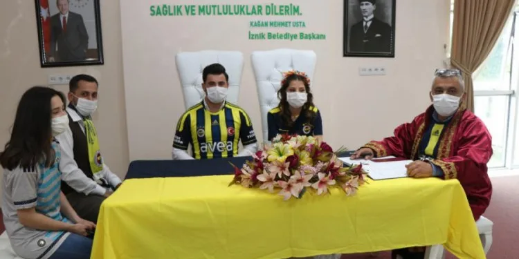 Bursa’da Fenerbahçe formasıyla  nikah kıydılar
