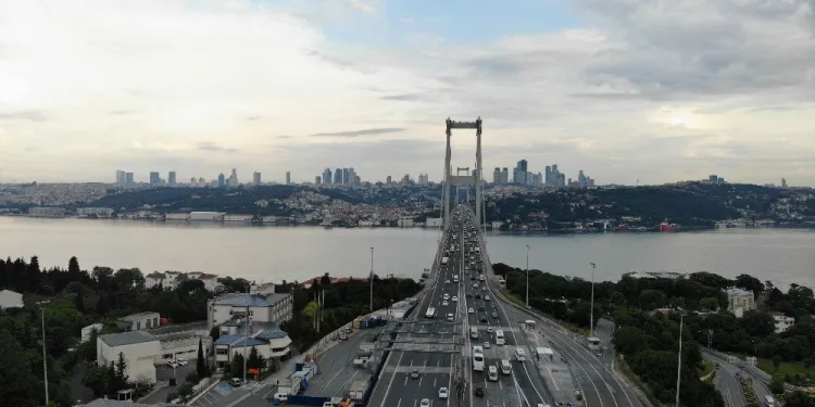 15 Temmuz Şehi̇tler Köprüsündeki̇ Trafi̇k Alışılan Görüntüleri̇ne Döndü