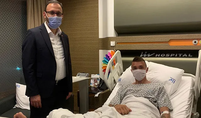 Bakan Kasapoğlu, Muslera’yı ziyaret etti