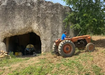 Bunu da gördük! Bursa’da 2 bin yıllık tarihi yapı depo oldu…