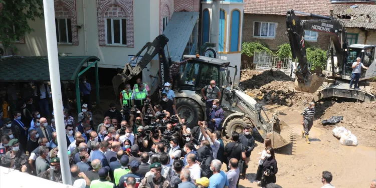 Bakan Soylu ve Pakdemirli bölgede incelemelerde bulundu