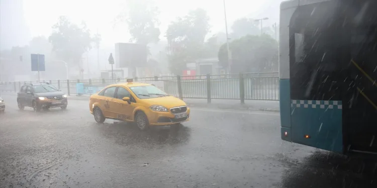 İstanbul’da şiddetli yağış ve hortum