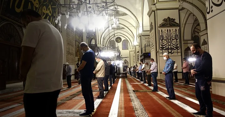 Bursa Ulucami’de cemaatle ilk namaz kılındı
