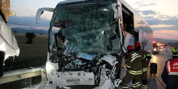 Otobüs ve kamyon çarpıştı: 2 şoför öldü, 18 yaralı