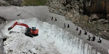 10 metre yüksekliğinde karla kaplı yollar açılıyor
