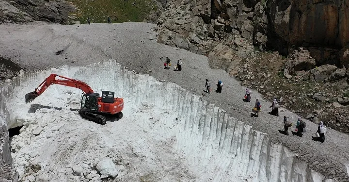 10 metre yüksekliğinde karla kaplı yollar açılıyor