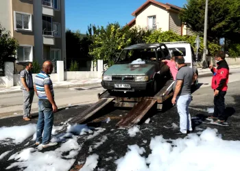 Bursa’da seyir halindeki araç alev topuna döndü