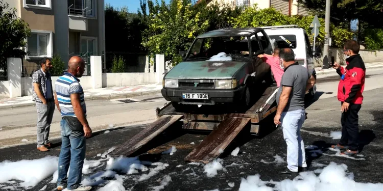 Bursa’da seyir halindeki araç alev topuna döndü