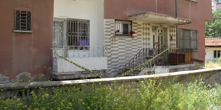 Kayseri’de 3 katlı apartman karantinaya alındı