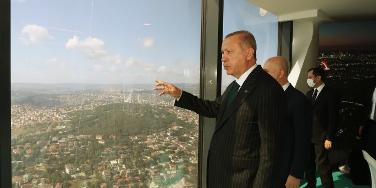 Erdoğan Çamlıca Kulesi’ni inceledi vatandaşlarla çay içti