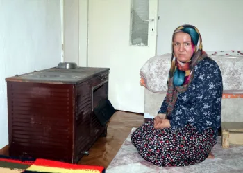 Oğlunun eğitimi için biriktirdiği parayı yanlışlıkla sobada yaktı
