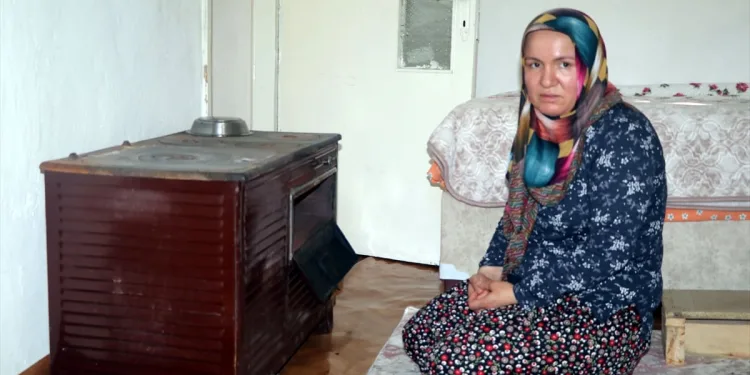 Oğlunun eğitimi için biriktirdiği parayı yanlışlıkla sobada yaktı
