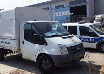 Adana’da yardım kolilerini taşıyan belediyeye ait kamyonet çalındı