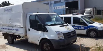 Adana’da yardım kolilerini taşıyan belediyeye ait kamyonet çalındı
