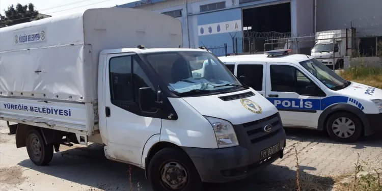 Adana’da yardım kolilerini taşıyan belediyeye ait kamyonet çalındı