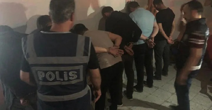 36 kişi eğlence merkezinde yakalandı