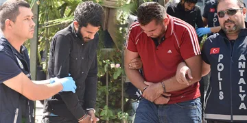 Yaşlı kadının elini öpüp 850 bin TL’sini almışlar