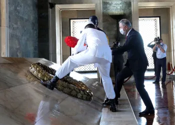 Bakan Akar’dan Anıtkabir’e ziyaret