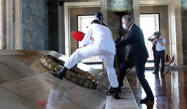 Bakan Akar’dan Anıtkabir’e ziyaret