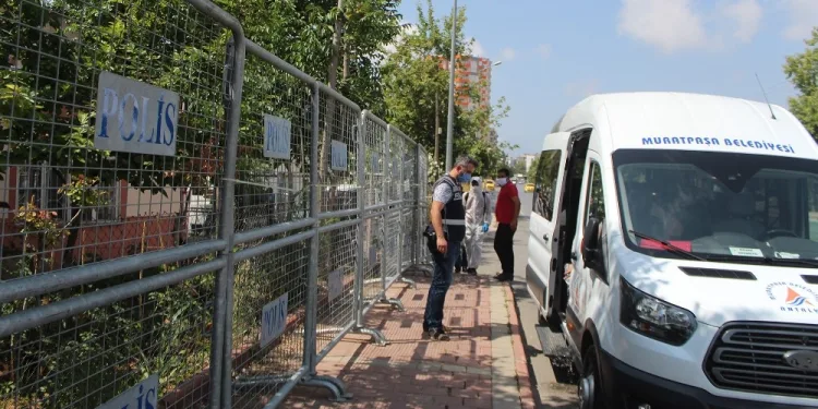 3 ki̇şi̇ni̇n testi̇ pozi̇ti̇f çıktı, 4 ev karanti̇naya alındı