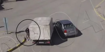 Ölümle burun buruna geldi! Bir şey olmamış gibi yoluna devam etti