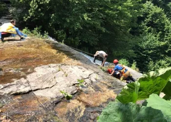 Bursa’da şelalede selfie çekerken kayalıklardan yuvarlandı