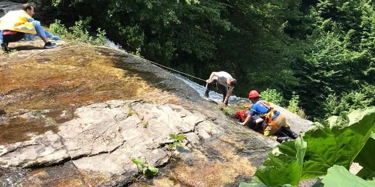 Bursa’da şelalede selfie çekerken kayalıklardan yuvarlandı