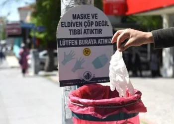Bakan Koca: Maske ve eldiveni çöpe atın