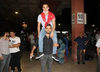 Virüsü unutup asker uğurladılar