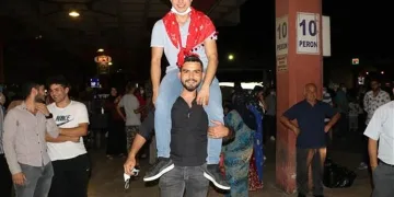 Virüsü unutup asker uğurladılar