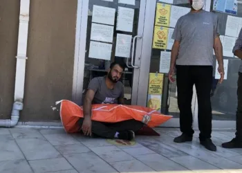 Bursa’da oğlunun cesediyle 2 saat sokakta oturdu