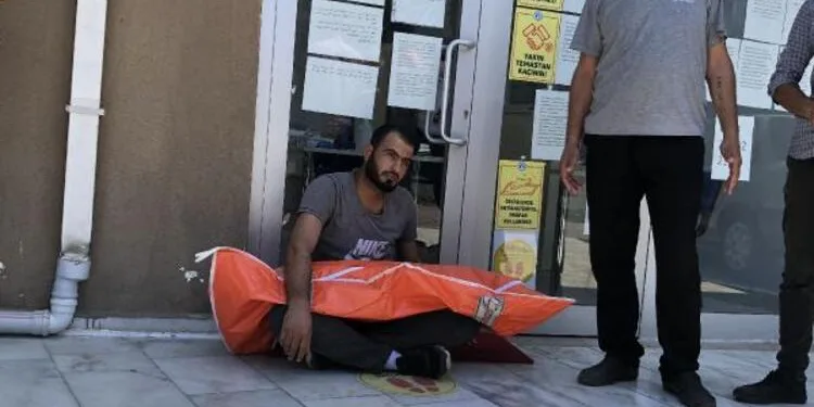 Bursa’da oğlunun cesediyle 2 saat sokakta oturdu