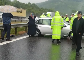 Kısıtlama bitti kazalar başladı! 2 ayrı kazada 25 araç birbirine girdi